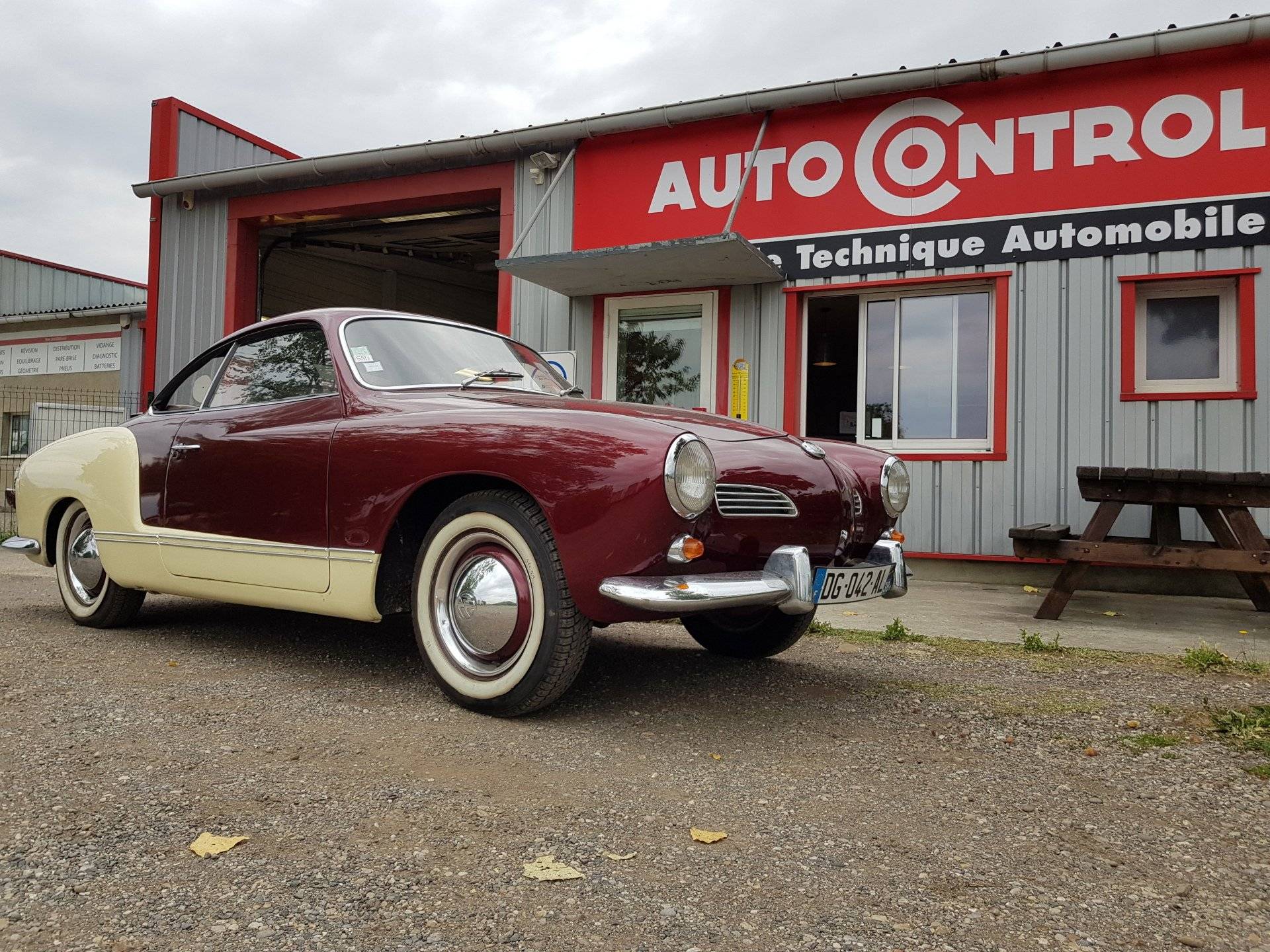 devanture avec voiture ancienne