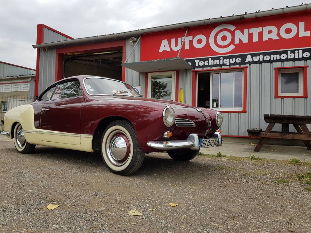 devanture avec voiture ancienne