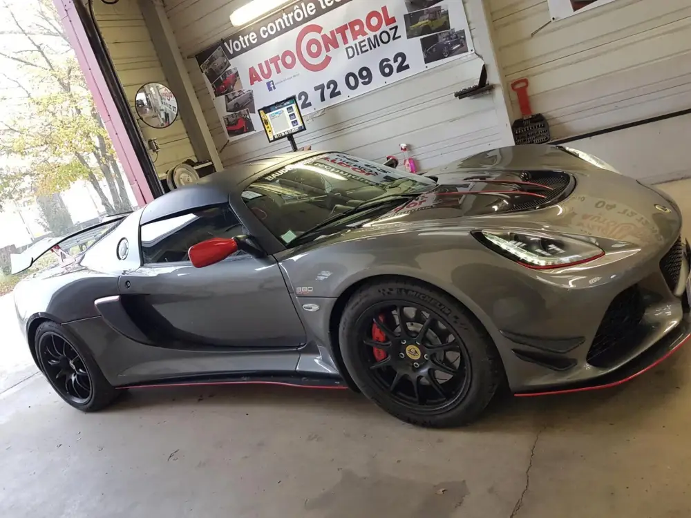 voiture de sport grise