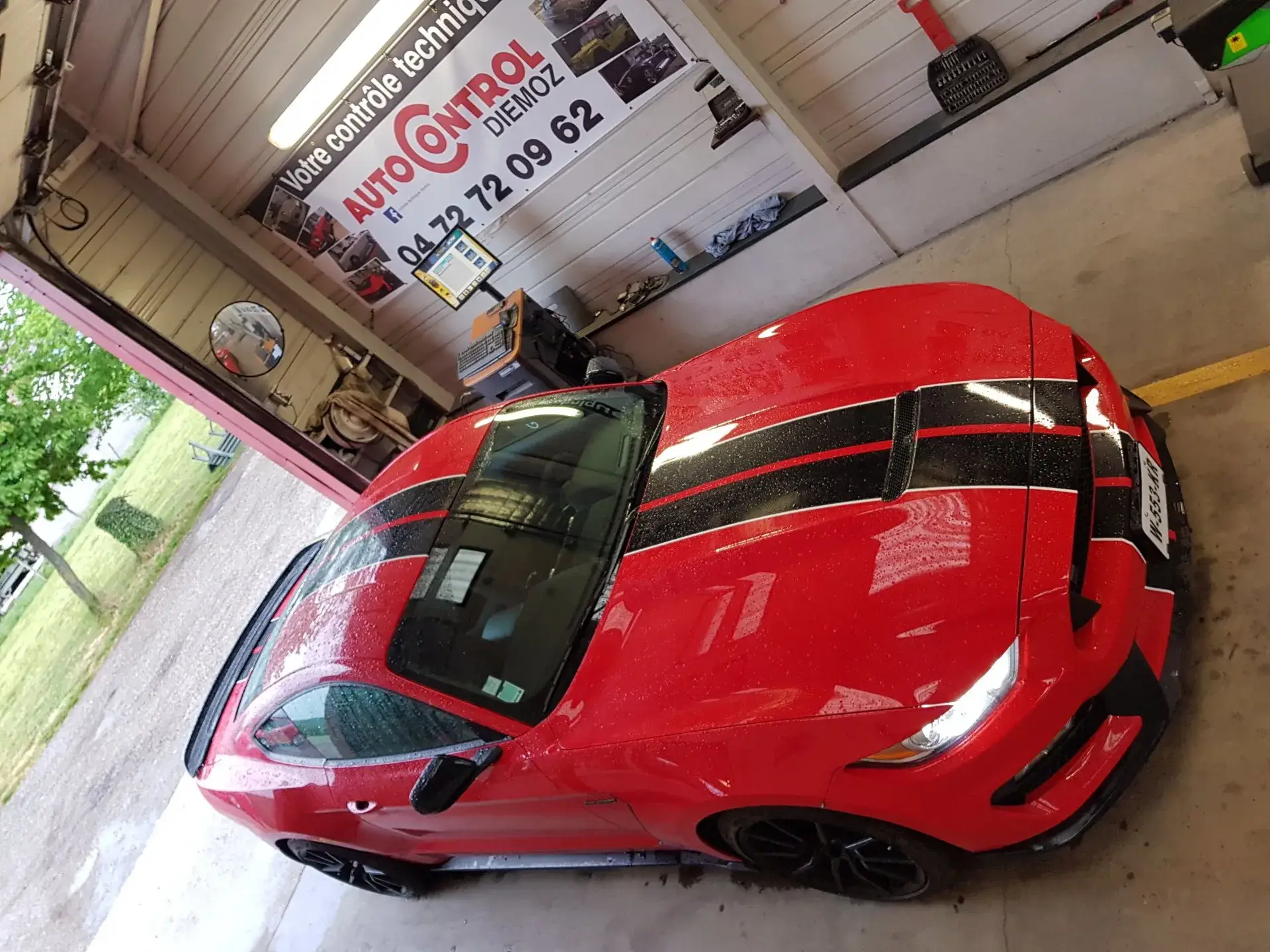 voiture de sport rouge