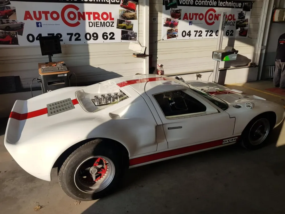 voiture de sport blanche