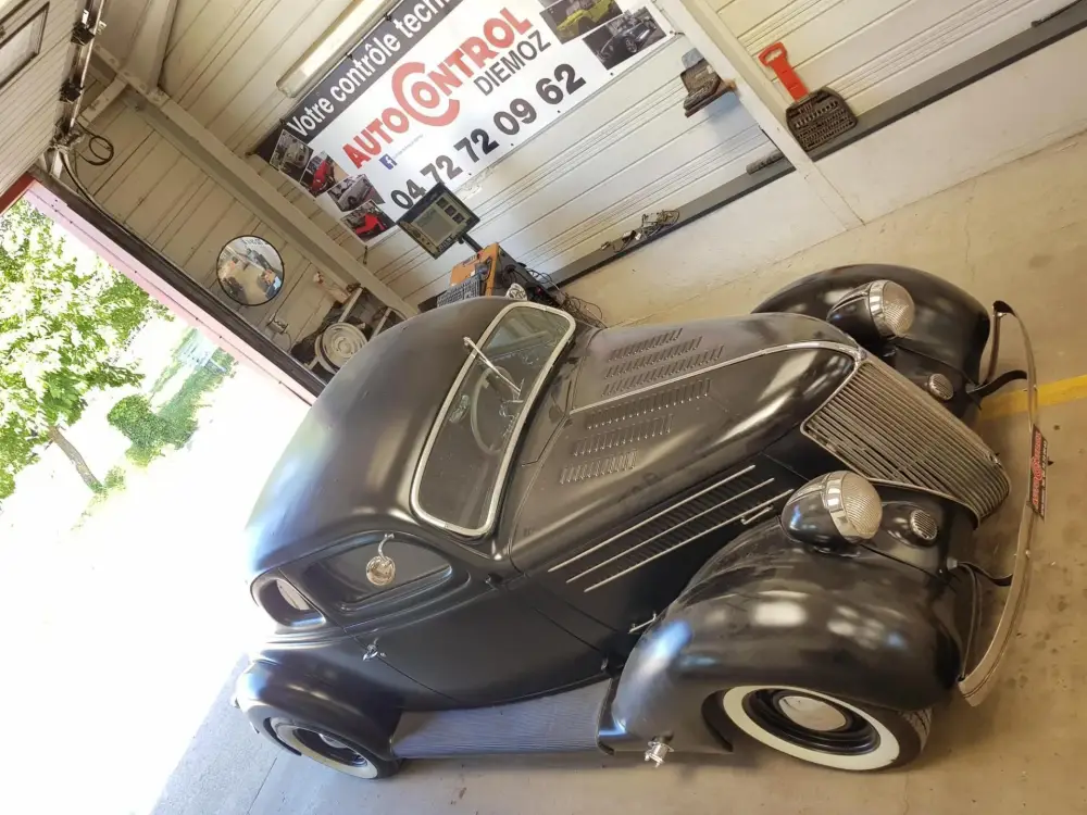 vielle voiture noire
