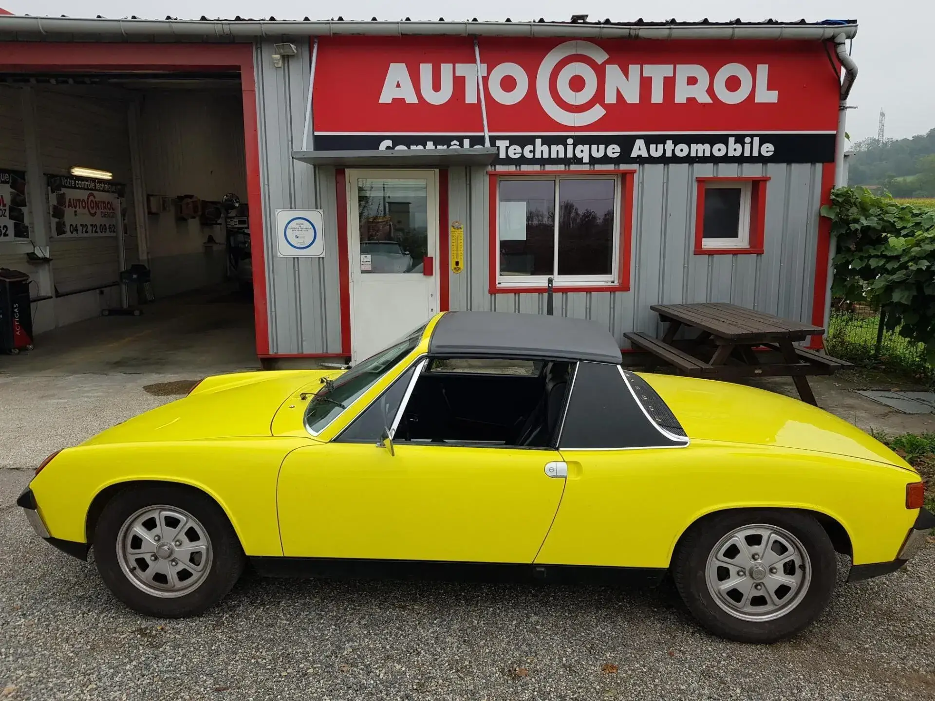 ancienne voiture jaune fluo