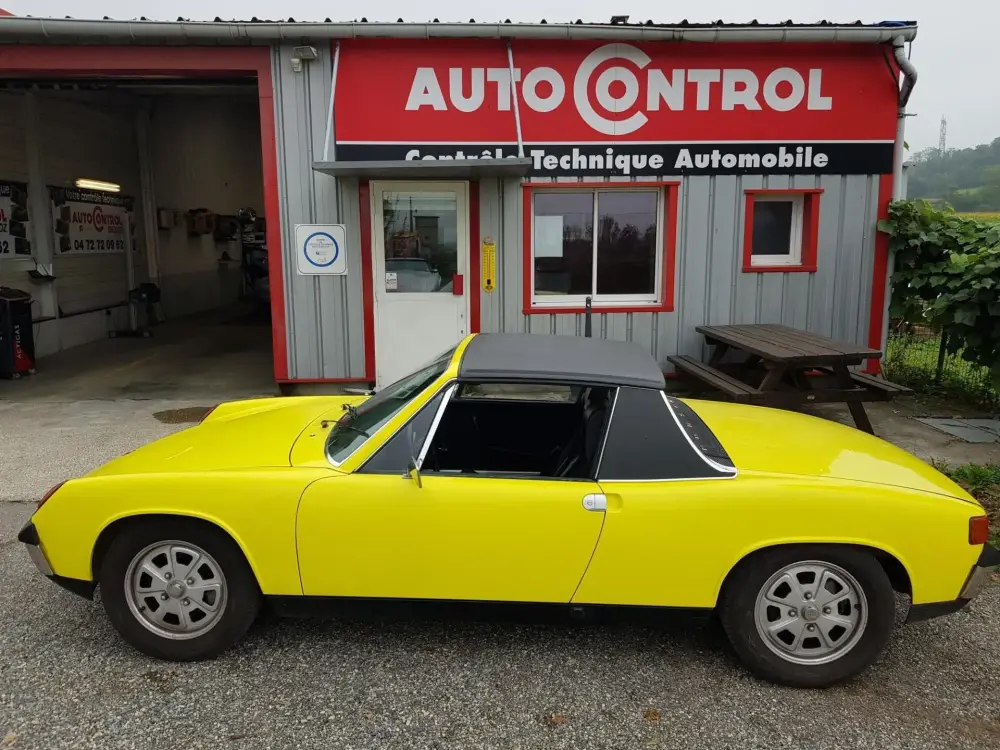 ancienne voiture jaune fluo